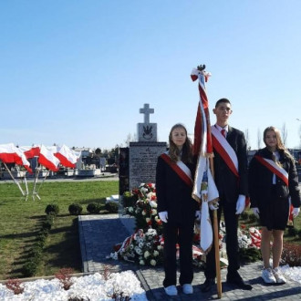 Poczet sztandarowy podczas uroczystości pochówku generała Wieczorkiewicza