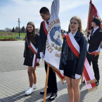 Poczet sztandarowy podczas uroczystości pochówku generała Wieczorkiewicza