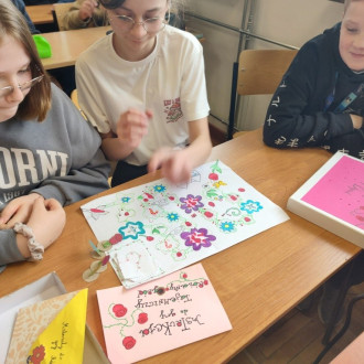 Uczennice podczas gry planszowej