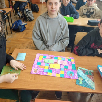 Uczennice prezentujące swoją grę planszową