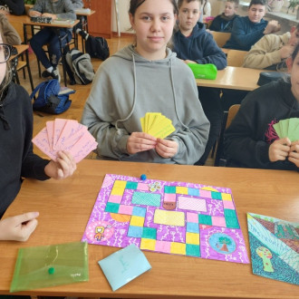 Uczniowie grający w grę planszową