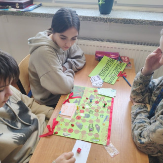 Uczniowie klasy piątej podczas gry planszowej