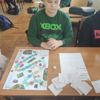 Uczniowie klasy piątej podczas gry planszowej