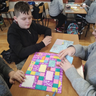 Uczniowie podczas gry planszowej