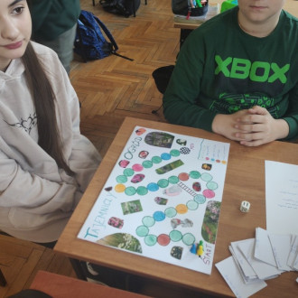 Uczniowie prezentujący przygotowaną przez siebie grę