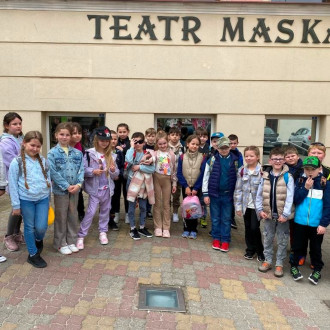 Dzieci z klasy 2 przed budynkiem teatru