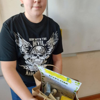 Uczeń klasy piątej z dyplomem i nagrodą