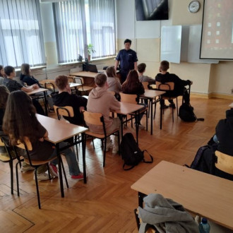 Uczniowie klasy ósmej na zajęciach prowadzonych przez Policjantkę