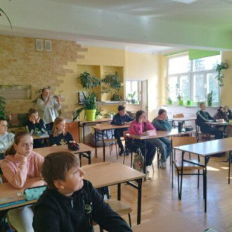 Uczniowie klasy szóstej na zajęciach prowadzonych przez Policjantkę