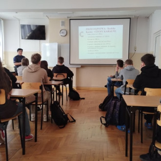 Uczniowie na zajęciach prowadzonych przez Panią Policjantkę