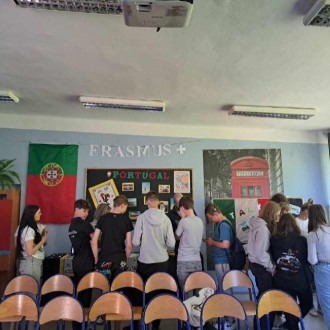 Ósmoklasiści podczas zajęć językowych w Zespole Szkół w Zarzeczu