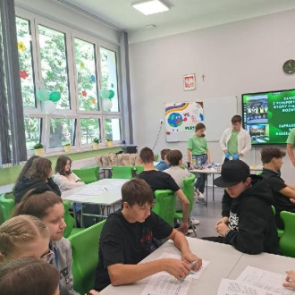 Ósmoklasiści podczas zajęć w Zespole Szkół w Zarzeczu