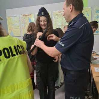 Uczennica ogląda rekwizyty policyjne