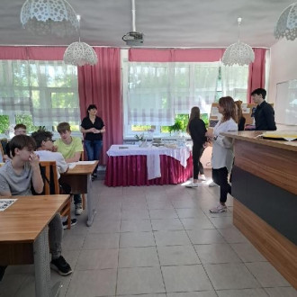 Uczniowie klasy ósmej podczas dnia otwartego