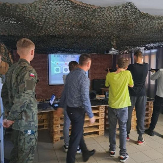 Uczniowie na strzelnicy w Zespole Szkół w Zarzeczu