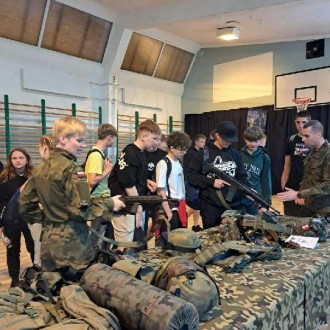 Uczniowie podczas prezentacji klasy o profilu wojskowym