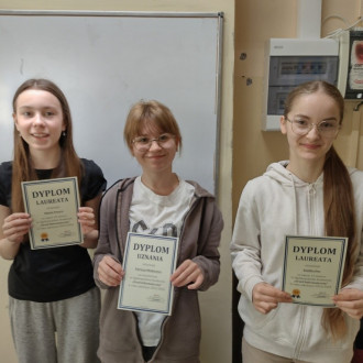 Uczniowie z dyplomami - nagrodzeni w konkursie informatycznym 