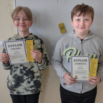Uczniowie z dyplomami - nagrodzeni w konkursie informatycznym 