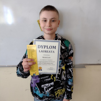 Uczeń z dyplomem uznania za udział w konkursie informatycznym