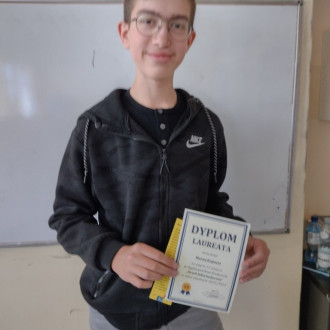 Uczeń z dyplomem uznania za udział w konkursie informatycznym