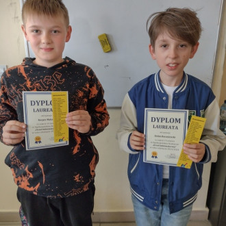 Uczniowie z dyplomami - nagrodzeni w konkursie informatycznym 