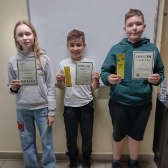 Uczniowie z dyplomami - nagrodzeni w konkursie informatycznym 