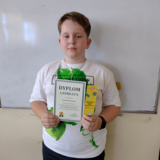 Uczeń z dyplomem uznania za udział w konkursie informatycznym