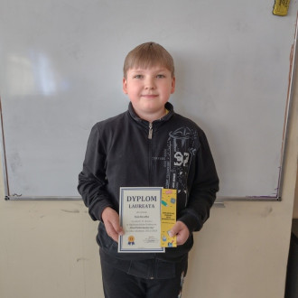 Uczeń z dyplomem uznania za udział w konkursie informatycznym