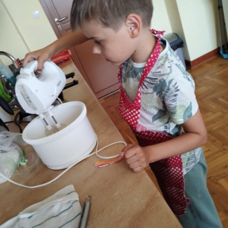 Uczeń na zajęciach kulinarnych - podczas robienia ciasta na gofry