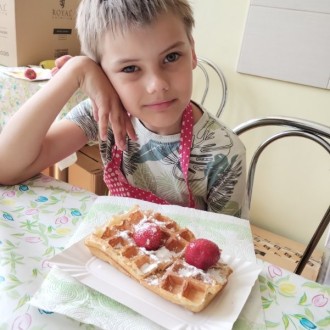 Uśmiechnięty uczeń ze zrobionym przez siebie gorfrem