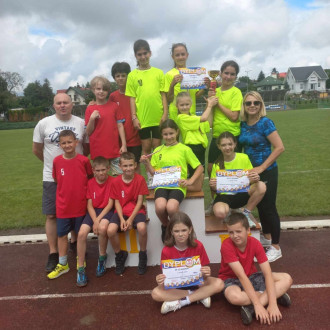 drużyna dziewcząt i chłopców na zawodach sportowych