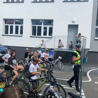 uczniowie przygotowują się do egzaminu na rowerze