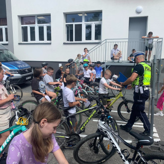 Policjant tłumaczy drogę przejazdu