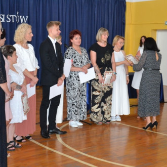 Dyrekcja wręcza podziękowania rodzicom, obok wychowawcy klas ósmych