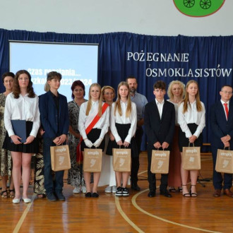 Nagrodzeni absolwenci wraz z rodzicami i panią Dyrektor