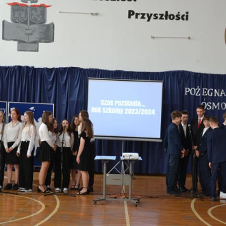 Nagrodzeni absolwenci wraz z rodzicami i panią Dyrektor