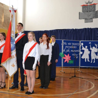 Poczet sztandarowy klas ósmych