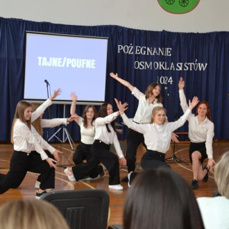 Uczennice podczas występu tanecznego