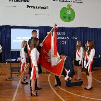Uroczyste przekazanie sztandaru młodszym uczniom
