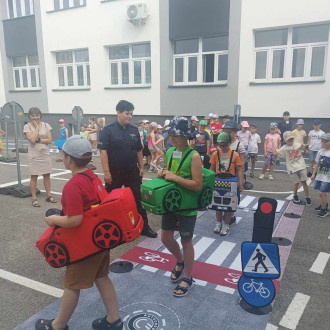 dzieci na placu manewrowym