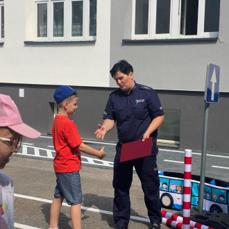 dzieci na placu manewrowym