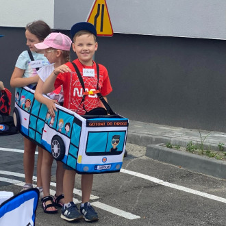 dzieci na placu manewrowym