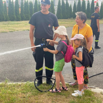 dzieci zwiedzają straż pożarną