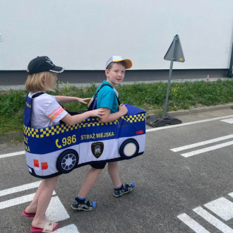 dzieci na placu manewrowym