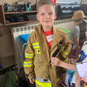 dzieci zwiedzają straż pożarną