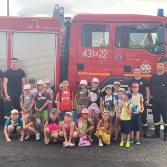 dzieci zwiedzają straż pożarną