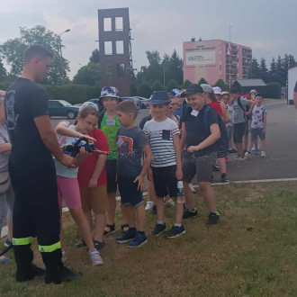 dzieci zwiedzają straż pożarną