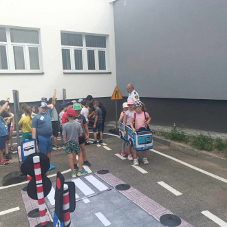 dzieci na placu manewrowym