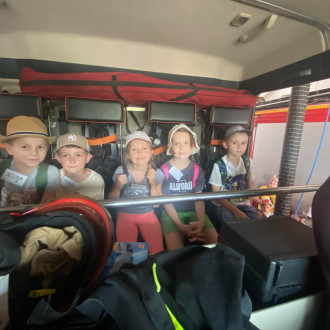 dzieci zwiedzają straż pożarną