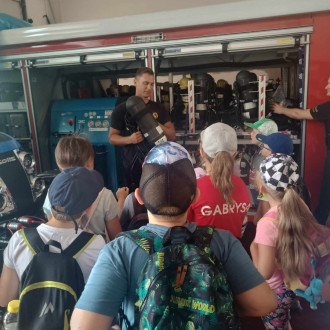 dzieci zwiedzają straż pożarną